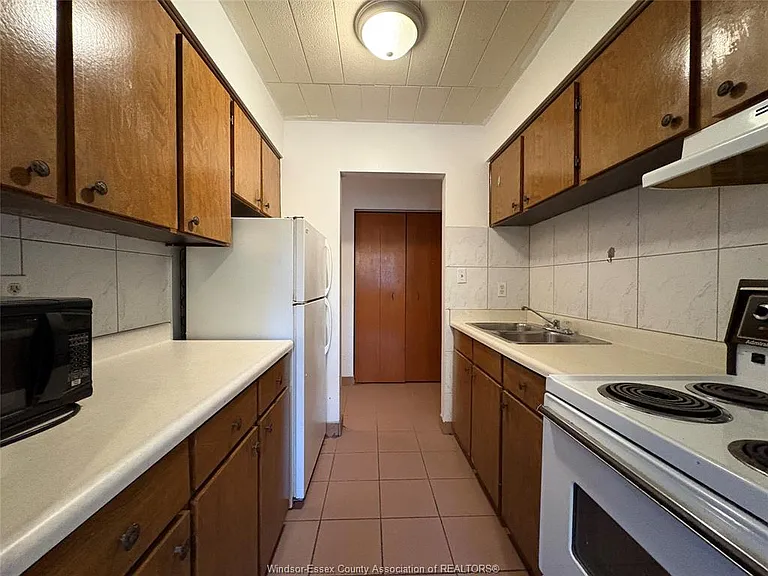 3044 Sandwich St #202 — Photo 7