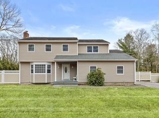 39 Sherwood Rd, Hampton Bays, NY 11946