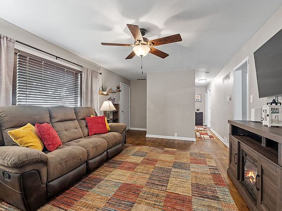 4th image of 35 Lynwood Dr