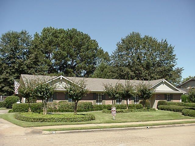 Spacious, side entry garage
