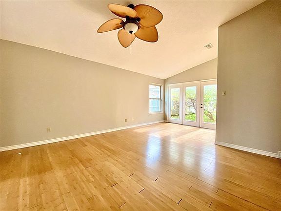 2nd image of 512 Lincoln Dr