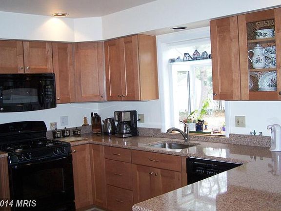 3rd image of 467 White Cedar Ln