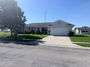 923 Sunrise Dr, Wapakoneta, OH 45895