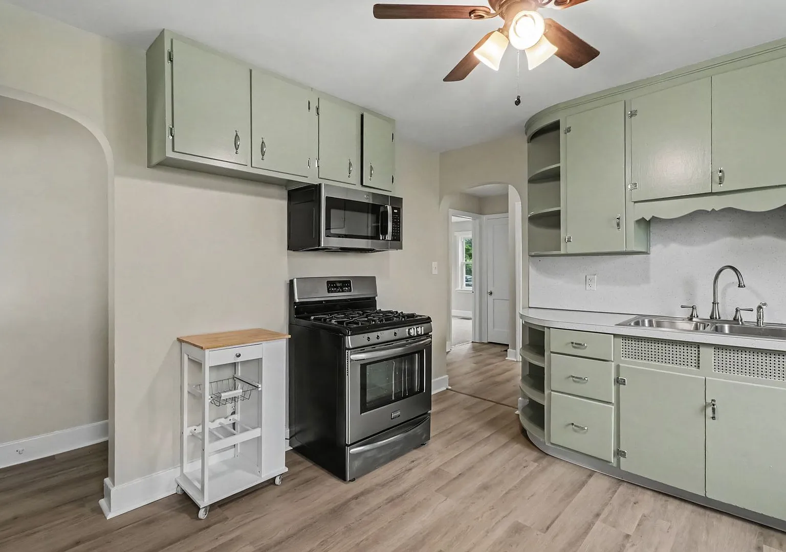 3 bedroom Brick Cape Cod in Carlisle — Photo 4