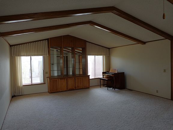 Spacious Vaulted Living Room