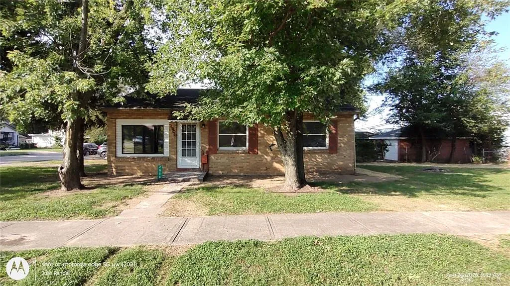 3 bed, 1.0 bath, 910 sqft, $1,400 — Photo 1