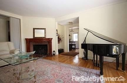2nd image of 2931 S Bentley Ave