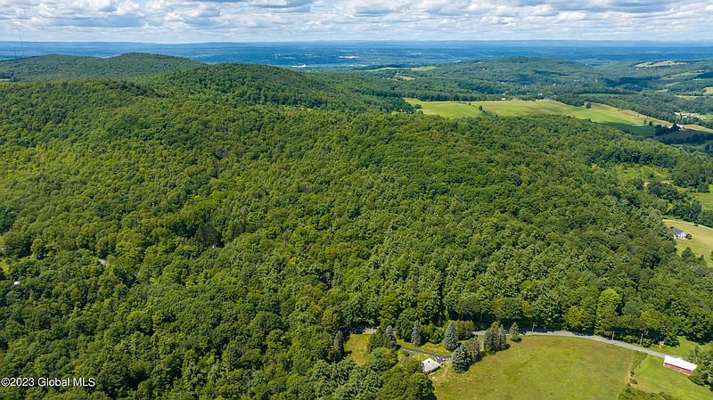 4th image of 381 Smith Hill Road