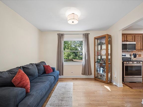 5th image of 504 Carriage Hill Rd