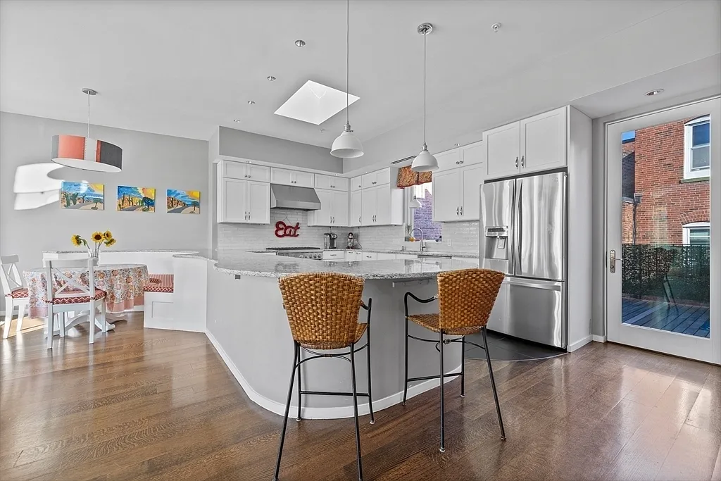 1 bed, 1.5 bath, $3,000 — Photo 4