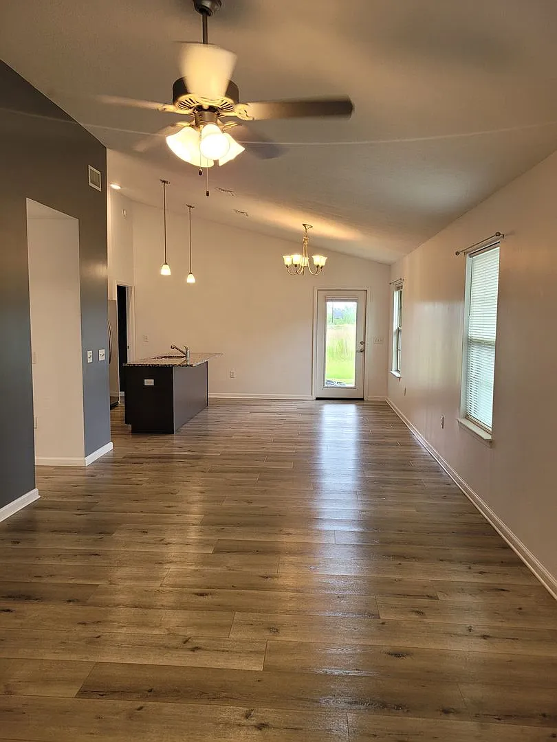 Ten Acre Terrace 3 bedroom 2 bath home w/2 car garage — Photo 4