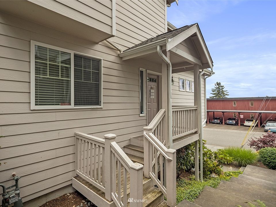 Walkway to front door.>