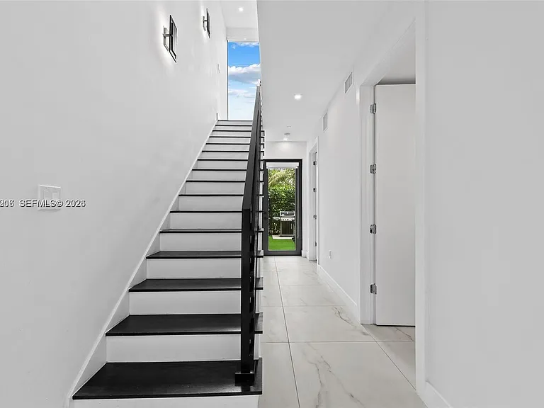 1056 N Victoria Park Rd — Photo 26