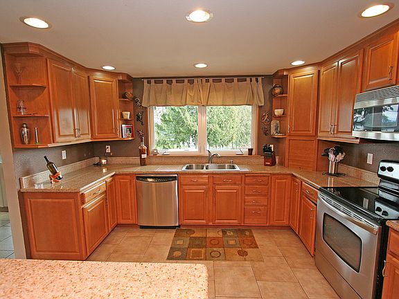Remodeled kitchen w/ granite