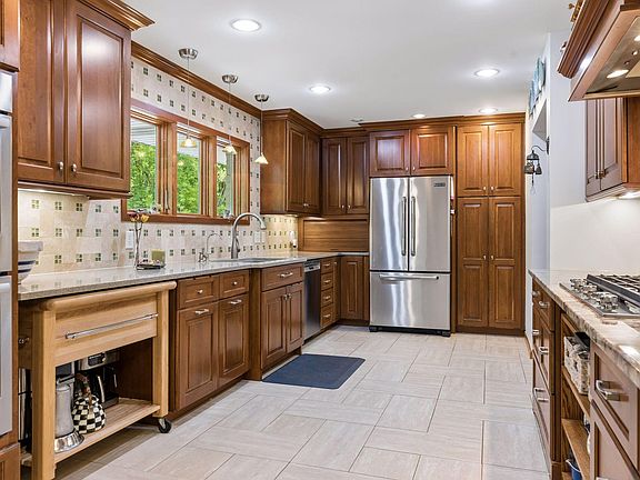 4th image of 16300 Highwood Dr
