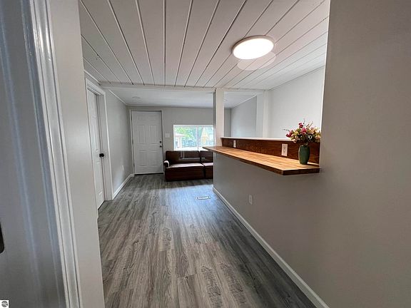 5th image of 102 Oak St