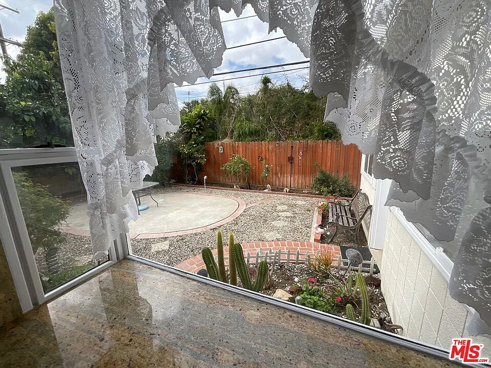 3 bed, 1.5 bath, $5,950 — Photo 4