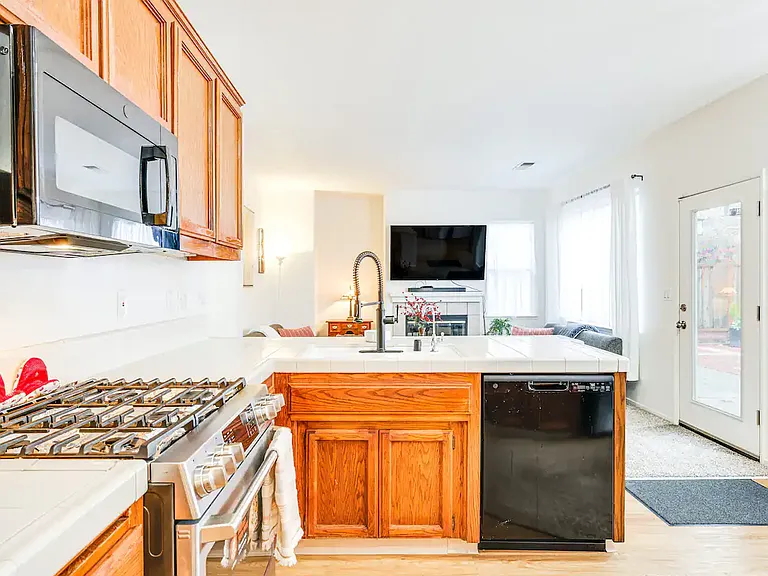 708 Champagne Ct — Photo 10