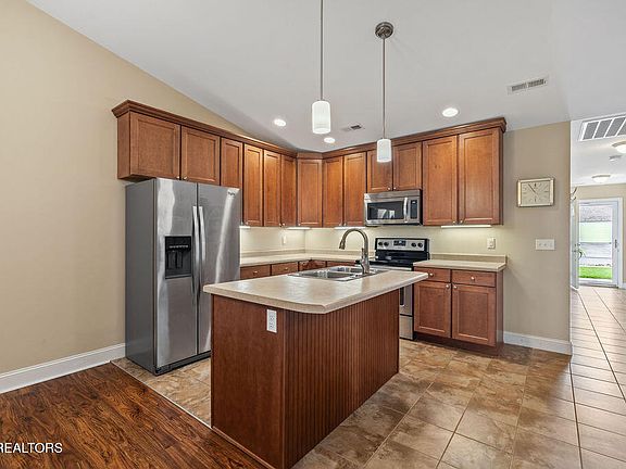 4th image of 2738 Waters Place Dr