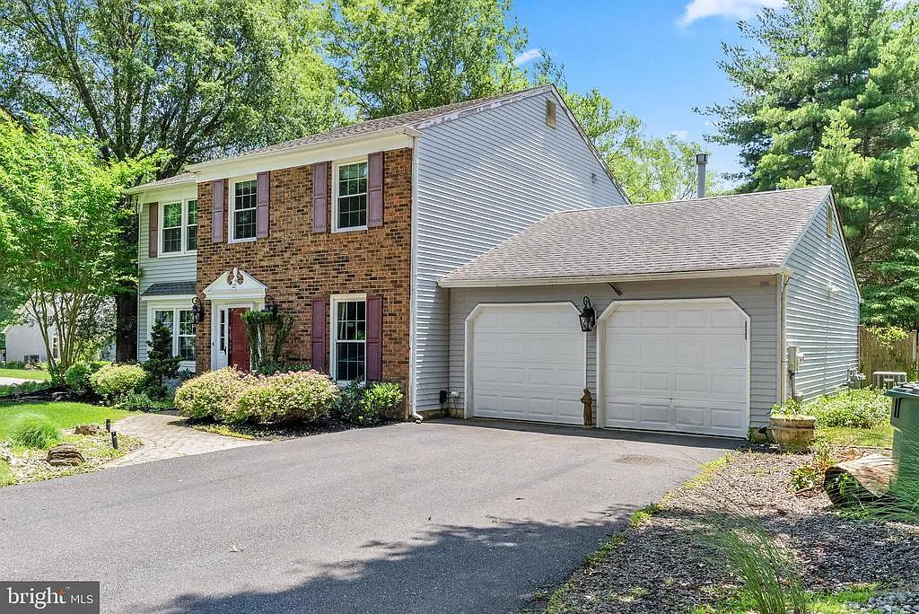 4 bed, 2.5 bath, 2264 sqft, $3,500 — Photo 2