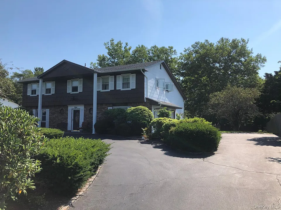 8 Stonehenge Ln