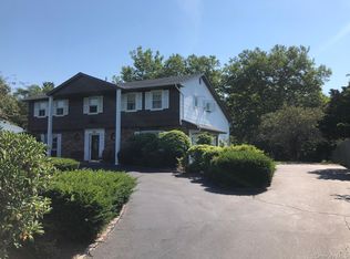 8 Stonehenge Ln, East Northport, NY 11731