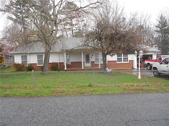 3rd image of 2114 Woodcrest Dr