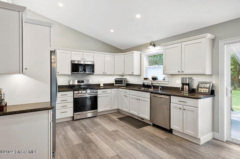 4th image of 379 Luzerne Road