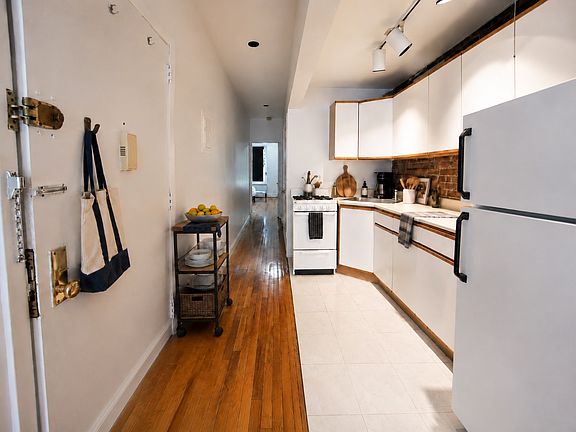 3rd image of 417 W 48th St APT 3E