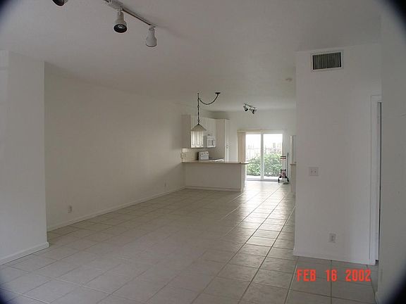 3rd image of 911 Hillcrest Ct APT 123