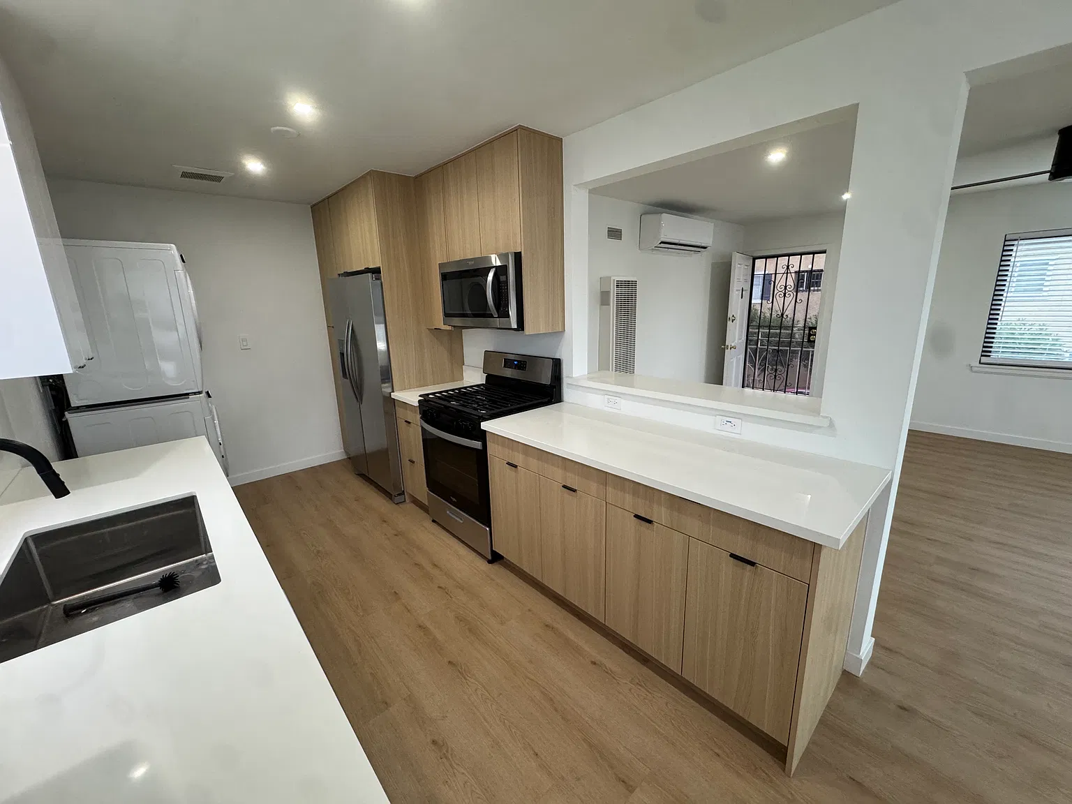 2 bed, 700 sqft, $3,450 — Photo 1