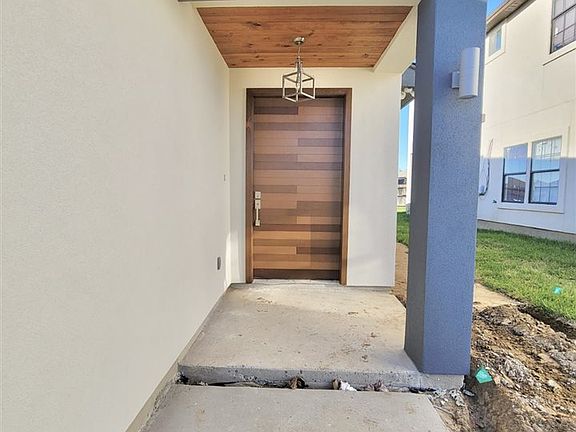 2nd image of 2204 Los Pinos Dr