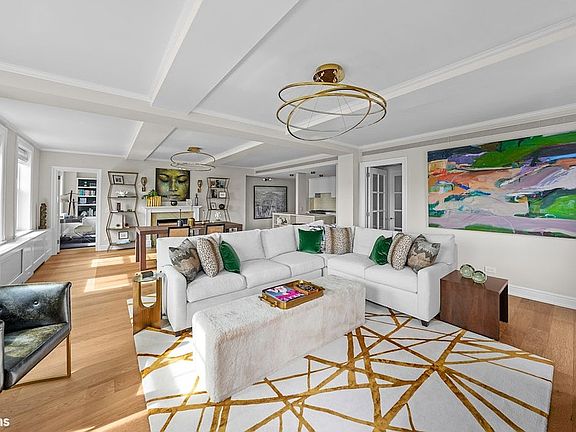 2nd image of 32 Washington Square West 14e