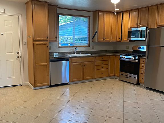 5th image of 415 Cherry Ave