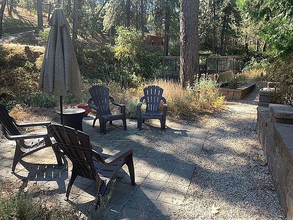 Front patio/garden area