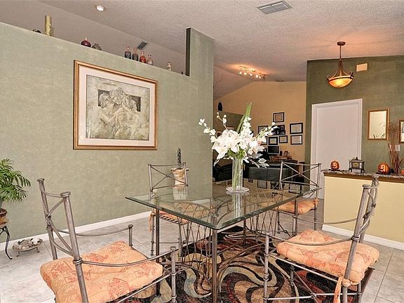 4th image of 594 Queensbridge Dr