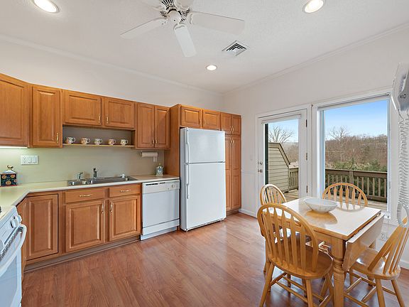 Lovely eat-in-kitchen with gas range