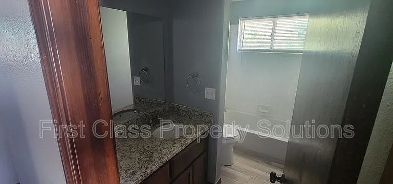 661 NW 16th St — Photo 14