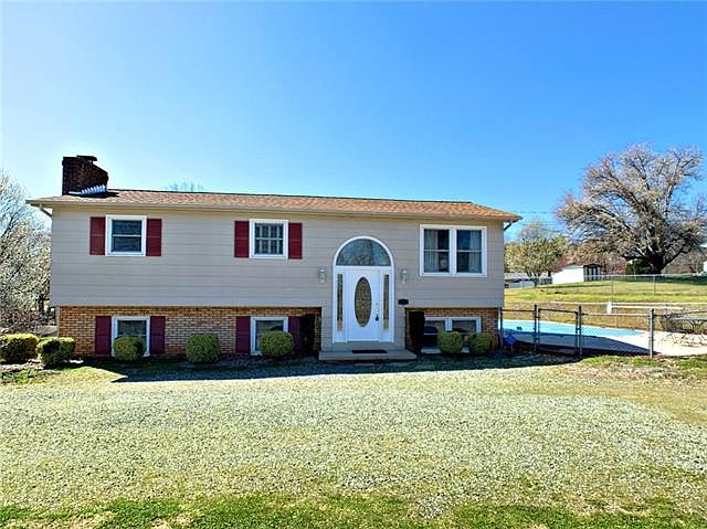 1st image of 1597 Old Farm Dr