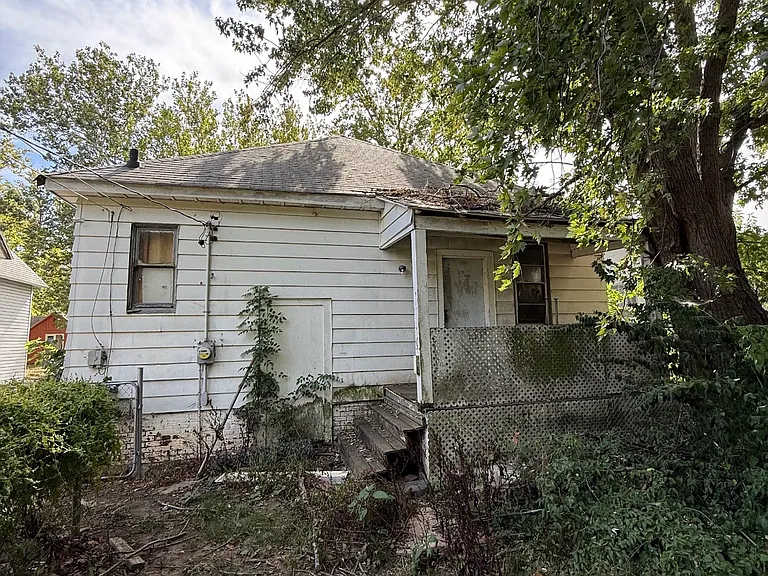 1096 W Green St — Photo 3