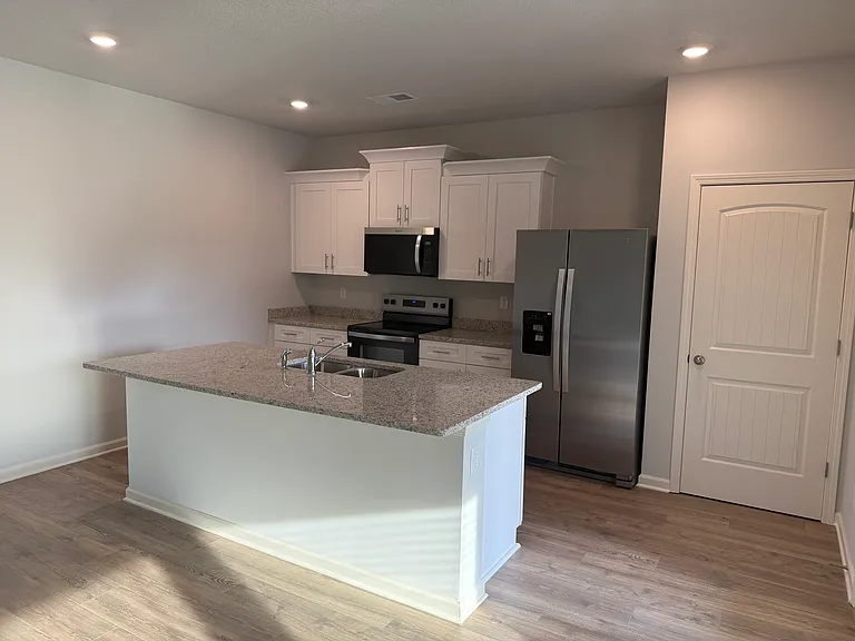 94 Gateway Dr — Photo 3