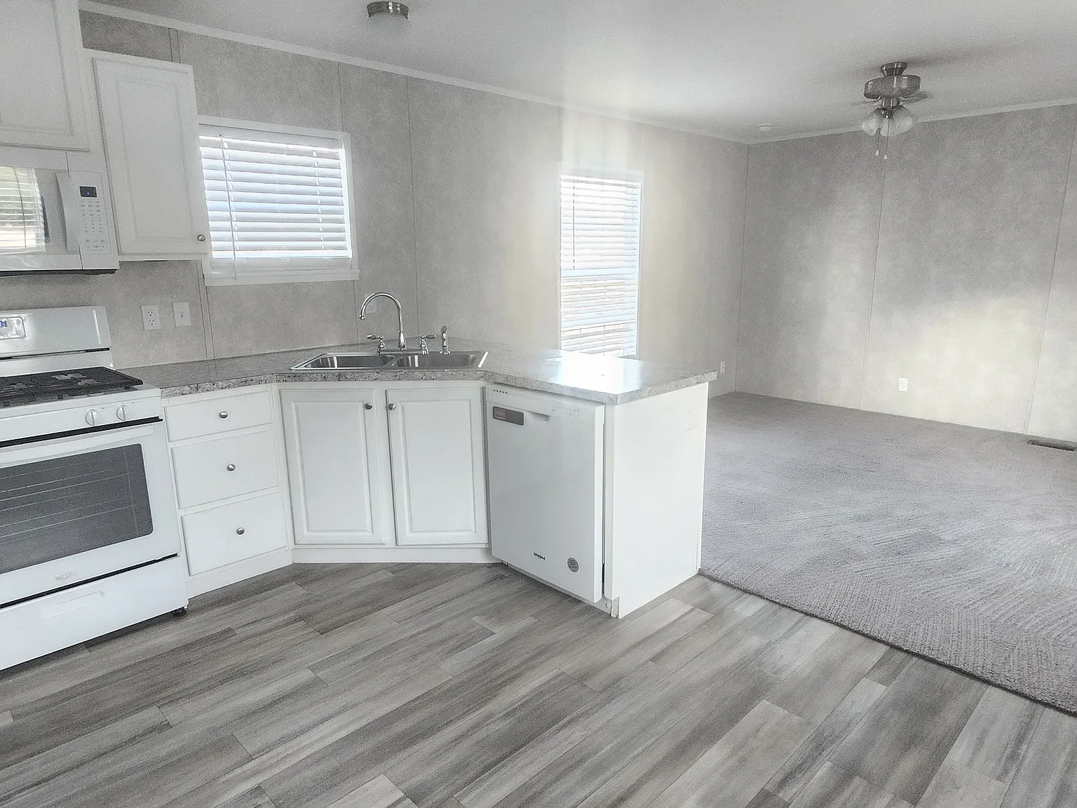 1301 Devils Glen Rd — Photo 2