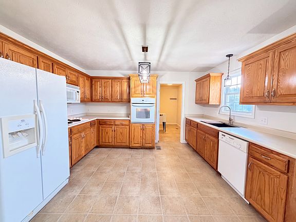 2nd image of 3692 Armstrong Rd