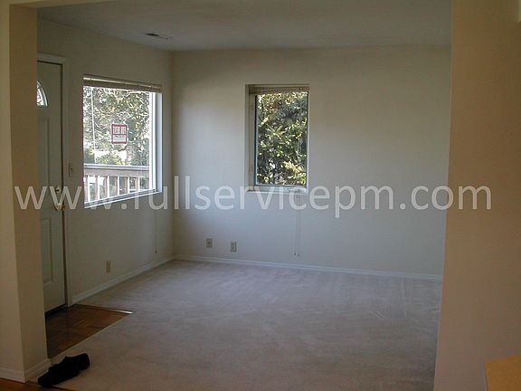 Cozy living room w wtw carpet and wall sconces_05202014
