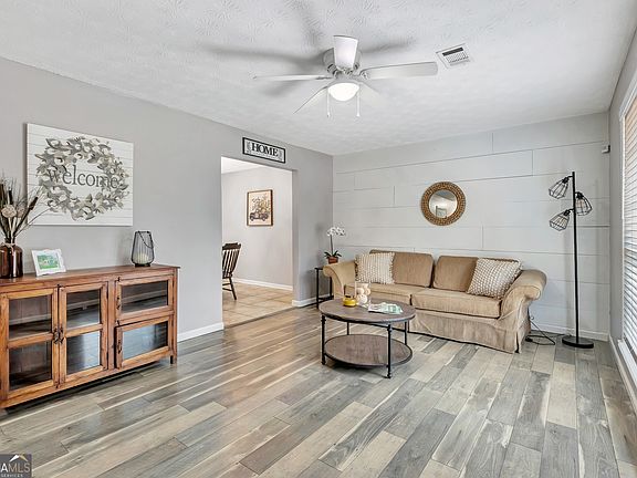 5th image of 2089 Moore Rd