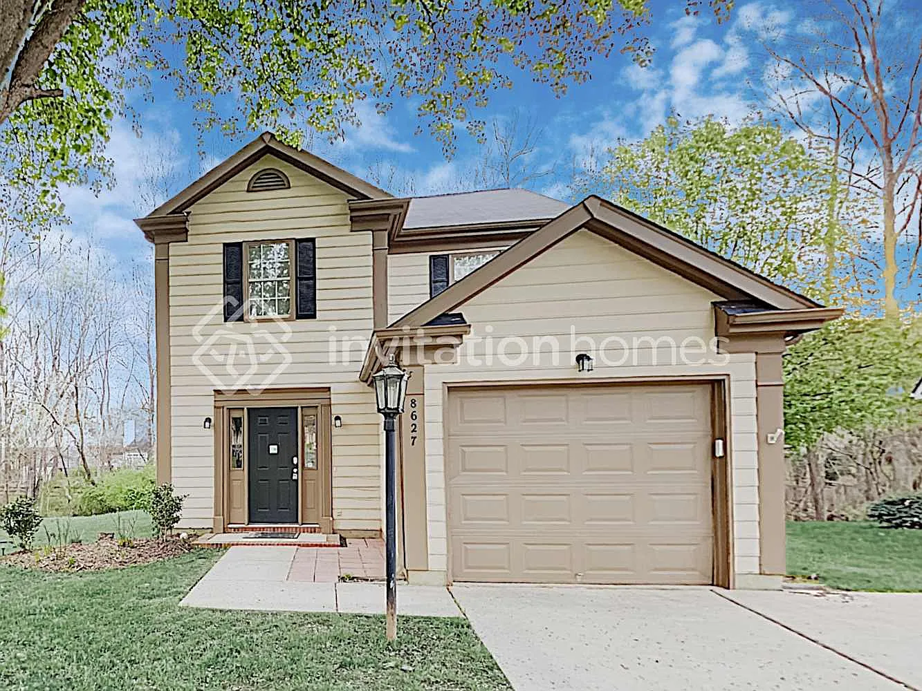 8627 Lockerbie Ln Charlotte, NC 28215 — Photo 1