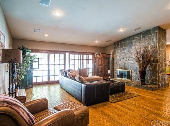 4th image of 23763 Clarendon St