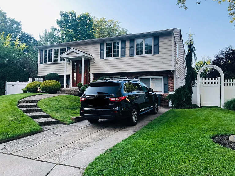 31 Montclair Dr — Photo 2