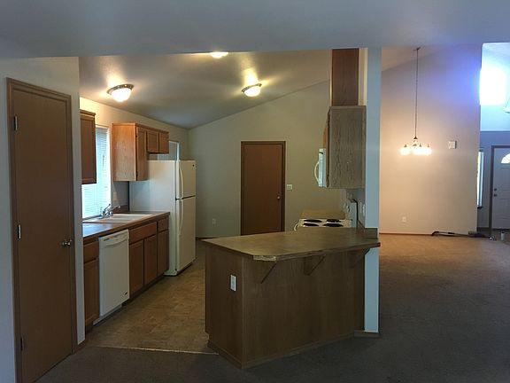 5th image of 779 Carriage Court Dr W