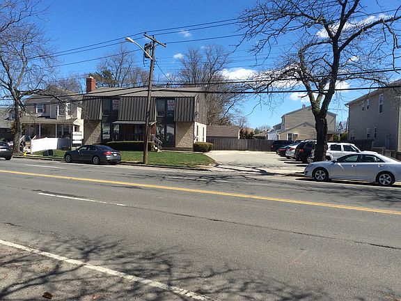 4th image of 403 Merrick Ave Unit 2